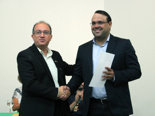 O reitor do IFRN, Prof. Wyllys Farkatt (à esq.), e o Diretor-Geral Pro Tempore do Campus João Câmara, Prof. Matheus Tavares (à dir.), após assinatura do termo de posse