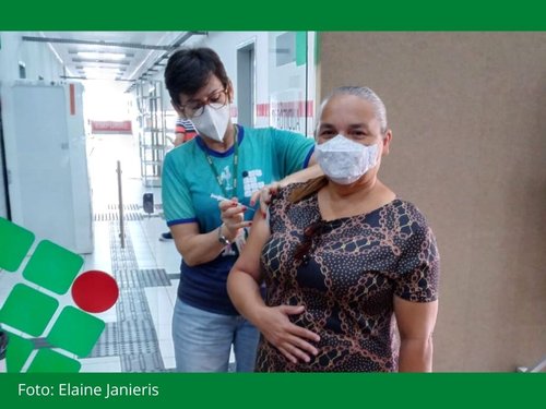 Ideíze Medeiros, técnica de enfermagem do Campus São Gonçalo, vacina Sandra Oliveira.