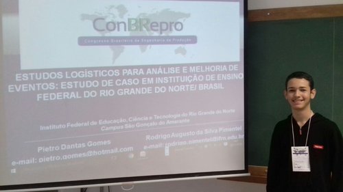 Pietro Dantas em apresentação de artigo no ConBRepro