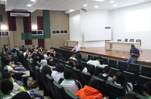 Reitor Wyllys conversa com estudantes no Auditório do IFRN-SGA