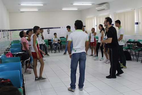 Professor Leandro Cavalcante faz aquecimento com candidatos antes dos testes