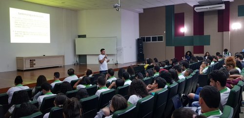 Psiquiatra Alessandro Tavares conversou com alunos no Auditório do Campus.