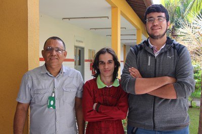 Prof. Valdemiro Júnior e os alunos medalhistas de ouro Luiz Carlos Viana e Gustavo Vieira
