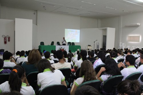 Reitor Belchior de Oliveira conversa com os alunos