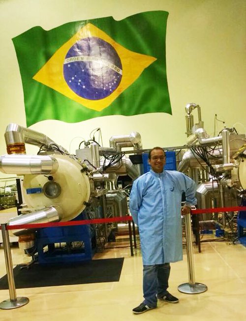José Ricardo Gomes em visita ao Laboratório de Integração e Testes do Inpe