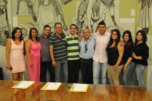 Os homenageados ao redor do professor João Batista, do diretor Arnóbio Araújo e seus familiares. Foto: André Salustino