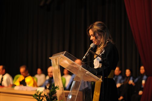 Oradora Ana Clara Santos discursa na cerimônia. Foto: Pedro Jotha.