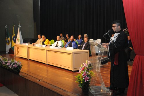 Orador Jorge Alberto discursa na solenidade de formatura. Foto: Pedro Jotha