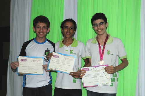 Na foto, os alunos do curso de Edificações Gabriel Bessa, Félix Lopes e Matheus Oliveira premiados na OBMEP