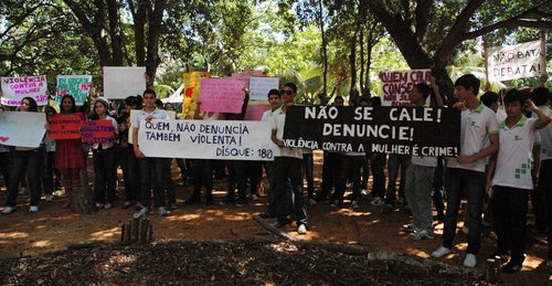 Alunos reunidos para irem a mobilização na rua. Foto: Émille Araújo.