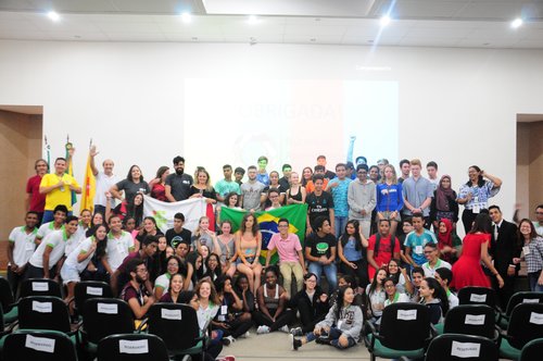 Estudantes brasileiros e de outros 10 países que participaram do II Encontro Intercultural. Foto: Thuan Duarte