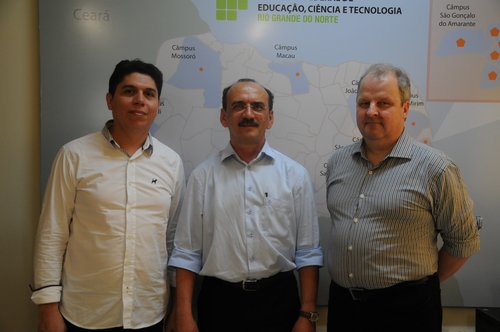 Giann Ribeiro, professor do Campus Mossoró, Belchior Rocha, reitor do IFRN, e Matti Ruippo, professor da Finlândia