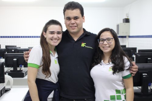 Desenvolvedores do projeto, os alunos Anderson Gurgel, Bruna Oliveira e Rebeca Paiva.