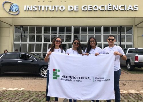 Os alunos Adriano Fernandes, Larissa Pereira e Melina Rosendo, juntamente com a professora de Geografia, Daniela Cândido