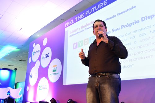 Professor Ricardo Galvão durante a palestra realizada no palco Feel the Future