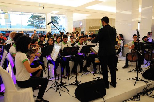 Orquestra se apresentou no 1º piso do Shopping Midway Mall. Foto: Davi Severiano.