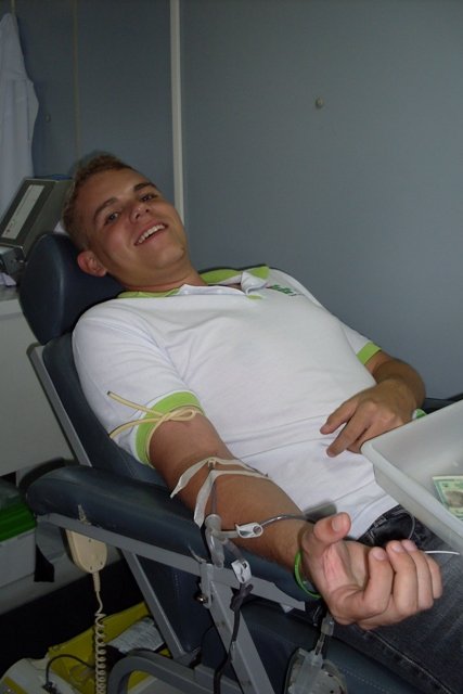 Aluno realizando doação de sangue.