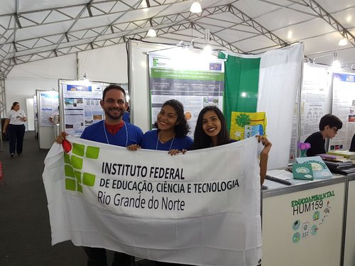Letícia, Mahiara e o coorientador Pedro Baesse na Feira Brasileira de Ciências e Engenharia (Febrace), que acontece na USP