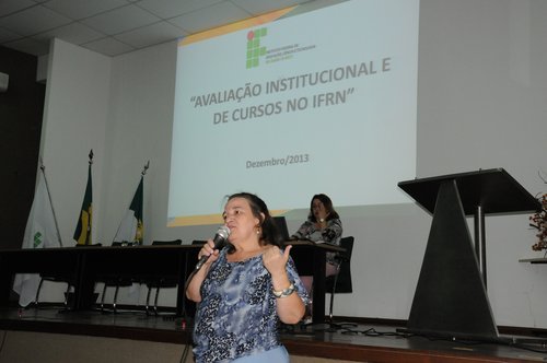 A Professora do IFPA, Maria Neusa é quem inicia a rodada de apresentações do Curso