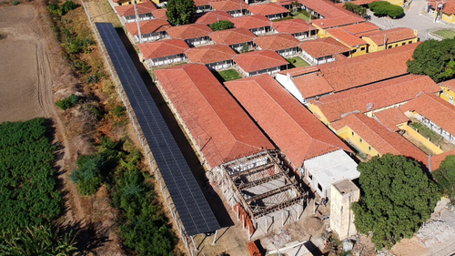 Módulos fotovoltaicos instalados no campus Ipanguaçu