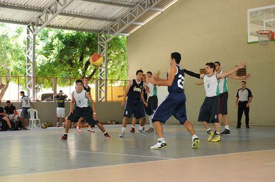 Competição de basquete no ginásio poliesportivo do Campus Natal-Central (Foto: Geraldo Peregrino)