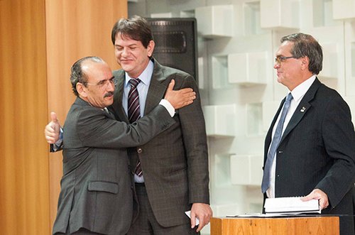 Ministro Cid Gomes cumprimenta novo presidente do Conselho da Rede Federal (Foto: Isabelle Araújo/MEC)