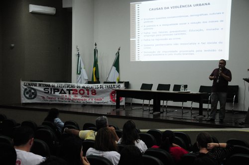 Professor Vantuil de Oliveira durante a palestra "Violência urbana: Como se previnir".