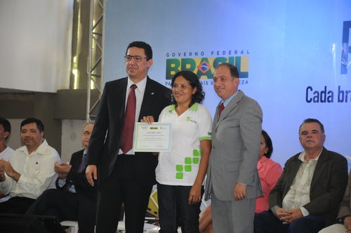 Alexandra Gonzaga recebe diploma das mãos do secretário de Educação Profissional e do reitor em exercício do IFRN