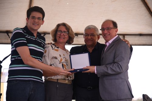 Esposa e filho do professor José Yvan, que nomeia o CT, receberam placa de homenagem. Foto: Davi Severiano