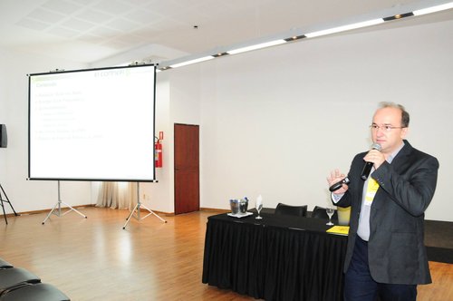 Professor Alexandro Valdno, ministrando a palestra durante o Connepi 2016.