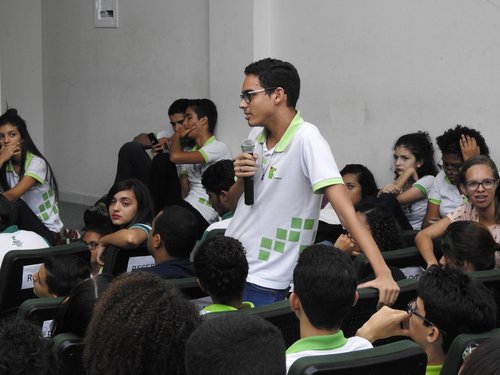 Estudante do Campus Macau tira suas dúvidas sobre planejamento dos recursos institucionais