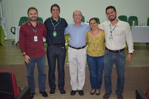 Reitor, diretor-geral empossado (segundo da esquerda para a direita), diretor acadêmico e presidentes da comissão eleitoral. Foto: Laís Moreira