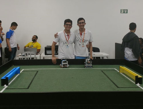 João Rafael e Lucas Moura, do Campus Natal-Central, conquistaram o segundo lugar na RoboCup Junior Soccer