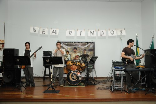Banda C4, formada pelos músicos Paulo Coutinhho (Voz e bateria) e seus filhos Flávio (Guitarra) e Felipe (Baixo), se apresentando na Reitoria do IFRN