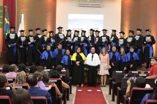 Novos graduados posam para foto com o reitor do IFRN e demais autoridades da solenidade. Foto: Vicente Gabriel.