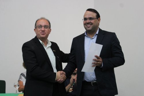 O reitor do IFRN, Prof. Wyllys Farkatt (à esq.), e o Diretor-Geral Pro Tempore do Campus João Câmara, Prof. Matheus Tavares (à dir.), após assinatura do termo de posse.