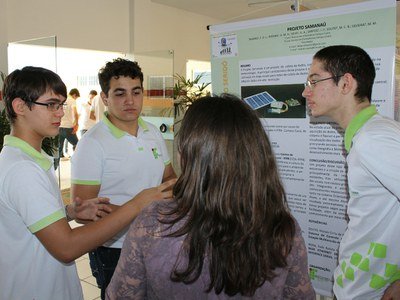 Alunos apresentando o Projeto Samanaú durante o I Simpósio de Educação, Ciência e Tecnologia do Seridó
