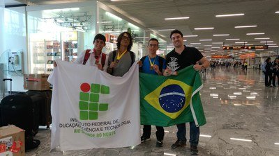 Delegação do IFRN na Infomatrix Latinoamérica, no retorno para casa, com medalhas e prêmios