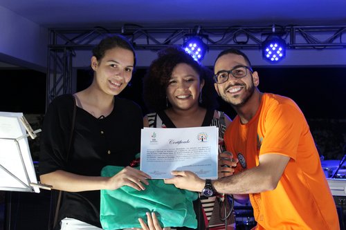 Aluna Adjadina Rosália recebendo seu prêmio dos professores Leonardo Albuquerque e Laysi Araújo