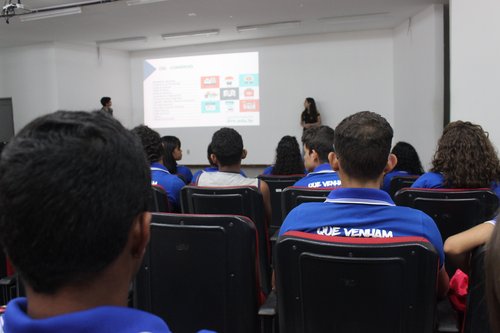 Estudantes da Escola Municipal Amadeu Araújo tiveram chance de conhecer cursos e visitar dependências do Campus