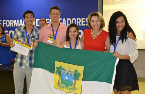 João Victor, Beatriz e Larissa comemoram o primeiro lugar na FENECIT, em Recife/PE
