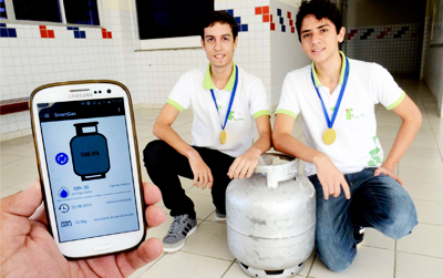 Dupla criou o SmartGás, aplicativo que processa informações do botijão para controle do consumo doméstico. (Foto: NovoJornal)