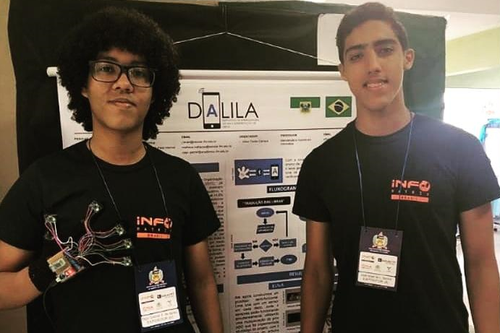 Yago e Gabriel desenvolveram o DALILA, dispositivo para aprendizado e interpretação para a Língua Brasileira de Sinais