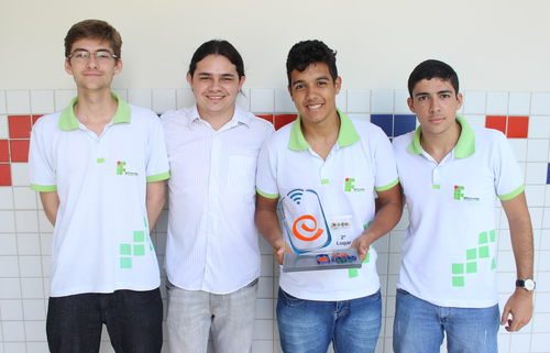 Vitor, Celso e Vinicius celebram com o professor Bruno Sielly o bom desempenho na Copa Rio Info de Algoritmos
