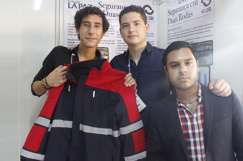 Estudantes mexicanos Emilio, Victor e Abraham buscam encontrar soluções para reduzir índices de acidentes em motociclistas