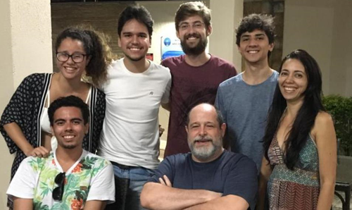 Lima ao lado de estudantes do Lapern que se destacaram em suas pesquisas: Paulla, Álex, Vitor, Gabriel e Lucimar (em pé) e Magno (sentado)