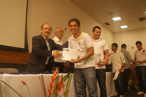 Diego Lemos recebe do reitor do IFRN o certificado de menção honrosa da 8ª edição da OBMEP
