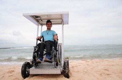 Projeto consiste em um robô motorizado para facilitar a mobilidade de cadeirantes na areia da praia