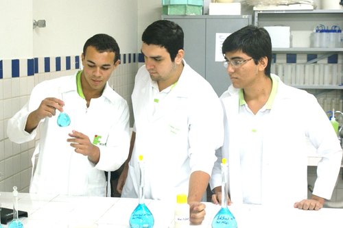 Os alunos Anderson, Andrew e Mário desenvolvem em laboratório uma das pesquisas que serão apresentadas na Mostratec