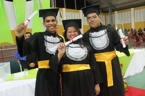 Os recém-formados do curso de Manutenção e Suporte em Informática comemoram a conquista com seus diplomas